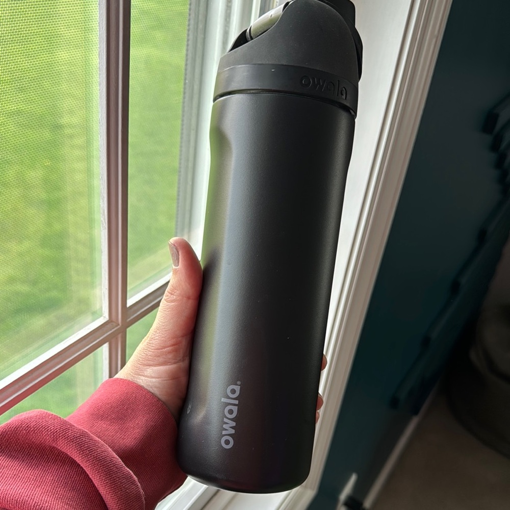 Owala - solid Black Water Bottle